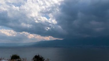 Dali, Yunnan, Çin 'deki Erhai Gölü ve Cangshan Dağı' nın gün doğumu manzarası.