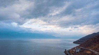 Dali, Yunnan, Çin 'deki Erhai Gölü ve Cangshan Dağı' nın gün doğumu manzarası.