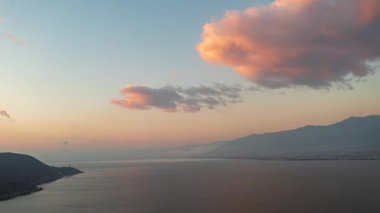 Dali, Yunnan, Çin 'deki Erhai Gölü ve Cangshan Dağı' nın gün doğumu manzarası.