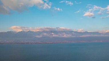 Dali, Yunnan, Çin 'deki Erhai Gölü ve Cangshan Dağı' nın gün doğumu manzarası.