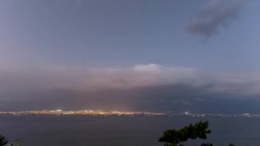 Dali, Yunnan, Çin 'deki Erhai Gölü ve Cangshan Dağı' nın gün doğumu manzarası.