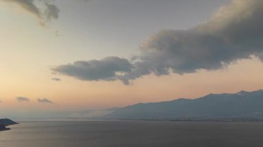 Dali, Yunnan, Çin 'deki Erhai Gölü ve Cangshan Dağı' nın gün doğumu manzarası.