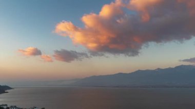 Dali, Yunnan, Çin 'deki Erhai Gölü ve Cangshan Dağı' nın gün doğumu manzarası.