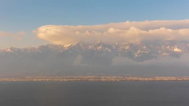 Dali, Yunnan, Çin 'deki Erhai Gölü ve Cangshan Dağı' nın gün doğumu manzarası.