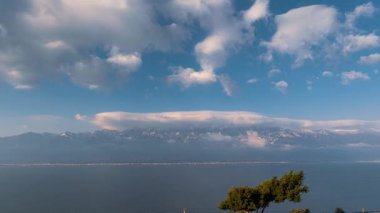 Dali, Yunnan, Çin 'deki Erhai Gölü ve Cangshan Dağı' nın gün doğumu manzarası.