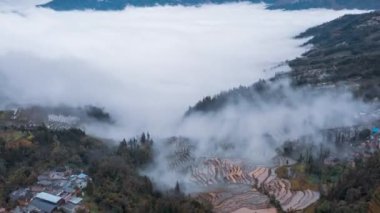 Yuanyang İlçesi, Yunnan, Çin ve çevresindeki arazi manzarası.