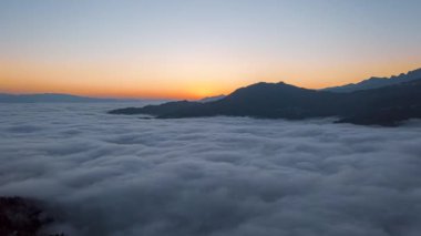 Yuanyang İlçesi, Yunnan, Çin ve çevresindeki arazi manzarası.