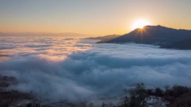 Yuanyang İlçesi, Yunnan, Çin ve çevresindeki arazi manzarası.