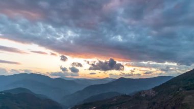 Yuanyang İlçesi, Yunnan, Çin ve çevresindeki arazi manzarası.