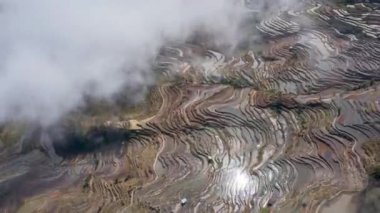 Yuanyang İlçesi, Yunnan, Çin ve çevresindeki arazi manzarası.