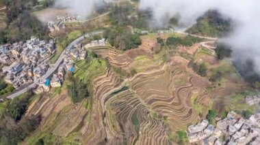 Yuanyang İlçesi, Yunnan, Çin ve çevresindeki arazi manzarası.
