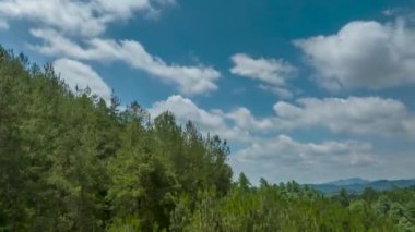 Yaz boyunca Çin 'in Guizhou, Anshun şehrindeki doğal manzaranın hava fotoğrafçılığı. Burası yazın en serin yeri..