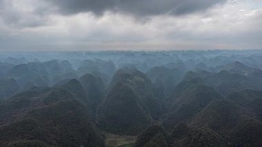 Dushan County, Qiannan, Guizhou, Çin 'de bulutlu denizler, kanyonlar ve yüksek dağ platformları da dahil olmak üzere eşsiz dağlık manzaranın hava fotoğrafçılığı..