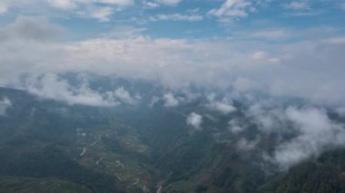 Dushan County, Qiannan, Guizhou, Çin 'de bulutlu denizler, kanyonlar ve yüksek dağ platformları da dahil olmak üzere eşsiz dağlık manzaranın hava fotoğrafçılığı..