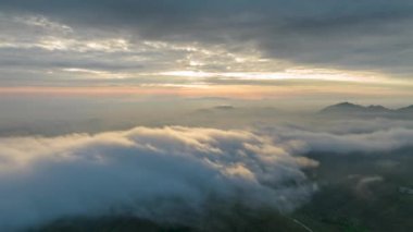 Dushan County, Qiannan, Guizhou, Çin 'de bulutlu denizler, kanyonlar ve yüksek dağ platformları da dahil olmak üzere eşsiz dağlık manzaranın hava fotoğrafçılığı..