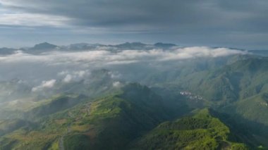 Dushan County, Qiannan, Guizhou, Çin 'de bulutlu denizler, kanyonlar ve yüksek dağ platformları da dahil olmak üzere eşsiz dağlık manzaranın hava fotoğrafçılığı..