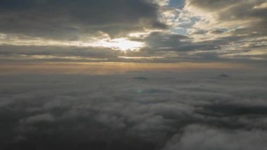 Dushan County, Qiannan, Guizhou, Çin 'de bulutlu denizler, kanyonlar ve yüksek dağ platformları da dahil olmak üzere eşsiz dağlık manzaranın hava fotoğrafçılığı..