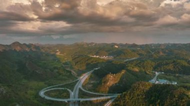 Dushan County, Qiannan, Guizhou, Çin 'de bulutlu denizler, kanyonlar ve yüksek dağ platformları da dahil olmak üzere eşsiz dağlık manzaranın hava fotoğrafçılığı..