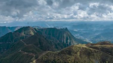 Dushan County, Qiannan, Guizhou, Çin 'de bulutlu denizler, kanyonlar ve yüksek dağ platformları da dahil olmak üzere eşsiz dağlık manzaranın hava fotoğrafçılığı..