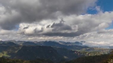 Dushan County, Qiannan, Guizhou, Çin 'de bulutlu denizler, kanyonlar ve yüksek dağ platformları da dahil olmak üzere eşsiz dağlık manzaranın hava fotoğrafçılığı..
