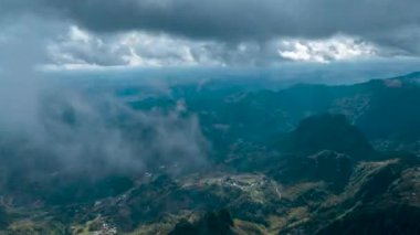 Dushan County, Qiannan, Guizhou, Çin 'de bulutlu denizler, kanyonlar ve yüksek dağ platformları da dahil olmak üzere eşsiz dağlık manzaranın hava fotoğrafçılığı..