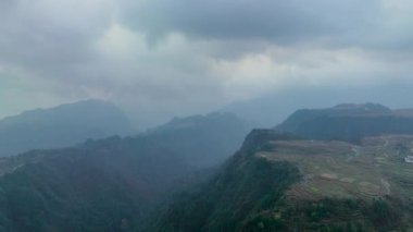 Dushan County, Qiannan, Guizhou, Çin 'de bulutlu denizler, kanyonlar ve yüksek dağ platformları da dahil olmak üzere eşsiz dağlık manzaranın hava fotoğrafçılığı..
