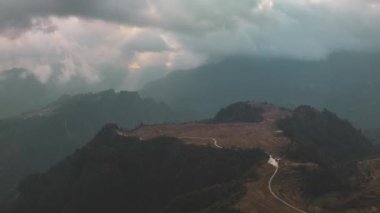 Dushan County, Qiannan, Guizhou, Çin 'de bulutlu denizler, kanyonlar ve yüksek dağ platformları da dahil olmak üzere eşsiz dağlık manzaranın hava fotoğrafçılığı..