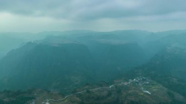Dushan County, Qiannan, Guizhou, Çin 'de bulutlu denizler, kanyonlar ve yüksek dağ platformları da dahil olmak üzere eşsiz dağlık manzaranın hava fotoğrafçılığı..