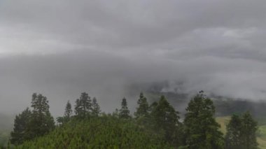 Dushan County, Qiannan, Guizhou, Çin 'de bulutlu denizler, kanyonlar ve yüksek dağ platformları da dahil olmak üzere eşsiz dağlık manzaranın hava fotoğrafçılığı..