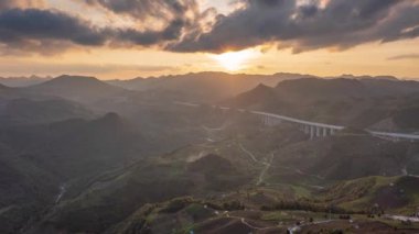 Kılavuz İlçe, Qiannan, Guizhou, Çin 'deki karst kırsal manzarası..
