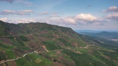 Kılavuz İlçe, Qiannan, Guizhou, Çin 'deki karst kırsal manzarası..