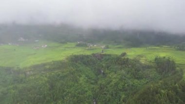 Kılavuz İlçe, Qiannan, Guizhou, Çin 'deki karst kırsal manzarası..