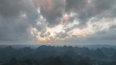 Hui Shui County, Qiannan, Guizhou, Çin 'deki karst kırsal manzarasının hava görüntüsü..