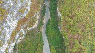 Hui Shui County, Qiannan, Guizhou, Çin 'deki karst kırsal manzarasının hava görüntüsü..