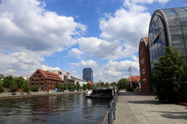 BYDGOSZCZ, POLAND - 31 Mayıs 2022: Polonya 'nın Brda Nehri' ndeki Bydgoszcz şehrinin mimarisi. Bydgoszcz güzel neo-gotik ve neo-barok mimarisi ile Polonya 'nın en büyük sekizinci şehridir.