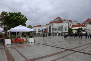 Sopot, Poland- 21 Mayıs 2022: Sopot şehrinin sokakları ve binaları turizm sezonu başlamadan önce bulutlu bir günde