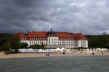 Sopot, Poland- 21 Mayıs 2022: Turizm sezonu başlamadan önce bulutlu bir günde Sopot şehrinin sokakları ve binaları? Grand Otel