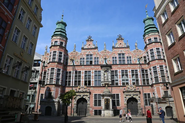 stock image Beautiful architecture of the old streets of Gdansk, Poland. Multicolored houses, flowers, drawbridges, fancy signs. sculptures and fountains. Warm spring days before the beginning of tourist season