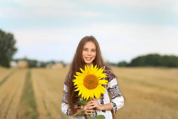 Красивая Улыбающаяся Украинка Вышиванке Подсолнухом Руках Пшеничном Поле День Независимости — стоковое фото