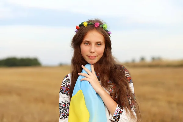 Красивая Украинка Вышитой Рубашке Вышиванка Венок Развевающимся Желто Голубым Флагом — стоковое фото