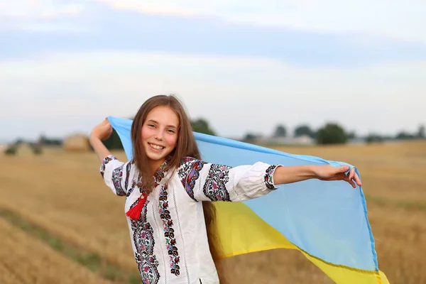 Όμορφη Ουκρανή Κεντημένο Πουκάμισο Vyshyvanka Και Στεφάνι Κυματιστή Κίτρινη Και — Φωτογραφία Αρχείου