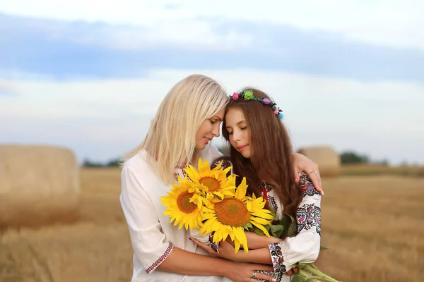 Украинская Мать Обнимает Целует Дочь Вышитых Рубашках Букетом Загорания Поле — стоковое фото