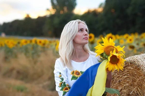 Belle Fille Dans Une Chemise Brodée Avec Drapeau Ukrainien Tournesols — Photo
