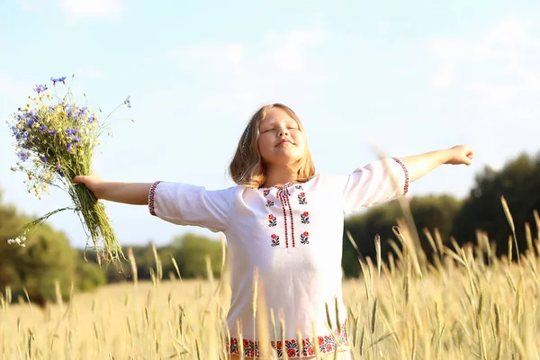 위카를 우크라이나 소녀는 옥수수 양귀비를 태양쪽으로 뛰어가고 Ukraine — 스톡 사진