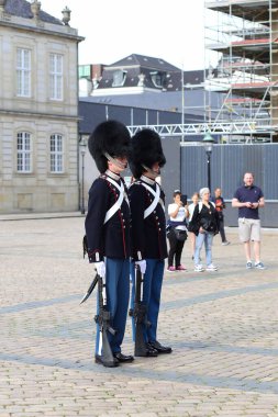 Kopenhag, Danimarka-Ağustos 17, 2023: Kraliyet sarayı yakınlarındaki onur muhafızlarının değiştirilmesi. Garder Hussarları. Kraliyet can kurtaranları (Danca: Den Kongelige Livgarde) bir mekanize piyade alayıdır. 