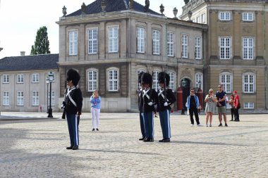 Kopenhag, Danimarka-Ağustos 17, 2023: Kraliyet sarayı yakınlarındaki onur muhafızlarının değiştirilmesi. Garder Hussarları. Kraliyet can kurtaranları (Danca: Den Kongelige Livgarde) bir mekanize piyade alayıdır. 