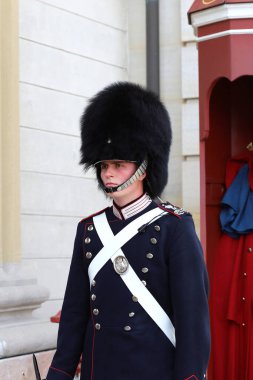 Kopenhag, Danimarka 17 Ağustos 2023: Danimarka Kraliyet Muhafızlarının Danimarka kraliyet ailesinin evi olan Amalienborg Sarayı 'nın önünde yürüyüş yapan portresi