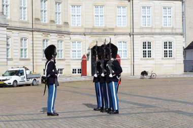 Kopenhag, Danimarka-Ağustos 17, 2023: Kraliyet sarayı yakınlarındaki onur muhafızlarının değiştirilmesi. Garder Hussarları. Kraliyet can kurtaranları (Danca: Den Kongelige Livgarde) bir mekanize piyade alayıdır. 