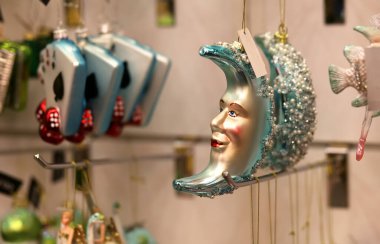 Güzel Noel ağacı oyuncakları - yarım ay. Noel zamanı. Ejderha Yılı.