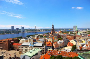 Letonya Riga City'deki güzel renkli binalar ile eski şehir üzerinde üstten görünüm